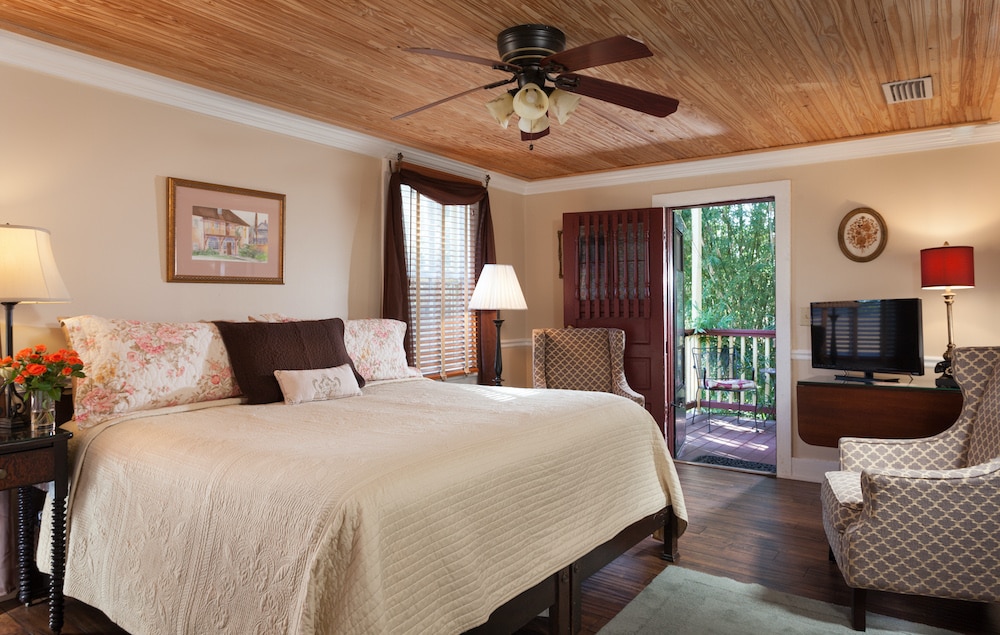 Photo of a guest room at our St. Augustine Bed and Breakfast near the St. Augustine Lighthouse