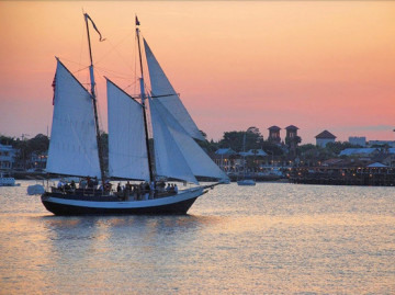 Schooner Freedom sailing at sunset in Matanzas Bay